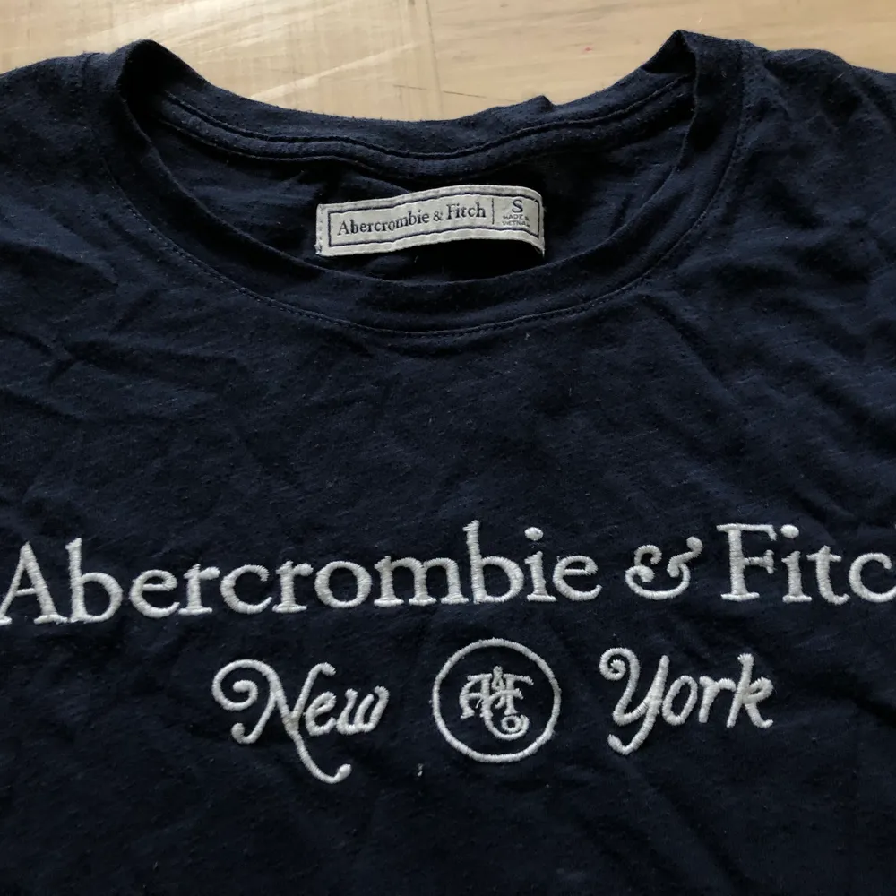 En marinblå abercrombie and fitch tröja, kortärmad. Använd några gånger men väldigt fin kvalitet, mjukt tyg och skön att ha på sig. Den har tyvärr blivit för liten, så inga hål eller fläckar. . T-shirts.