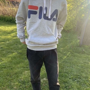 Fila tröja stl S - Fet Fila tröja i gott skick, stl S. Pris kan diskuteras. Frakt 🚚: 55kr