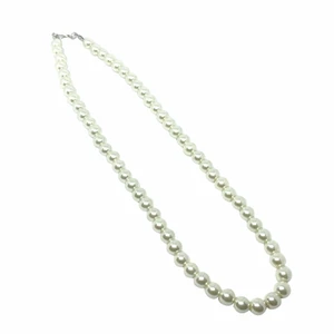 Pärlhalsband  - SEAMS JEWELRY gjort av syntetiska glaspärlor, finns i 41/46cm längd 8mm tjock  