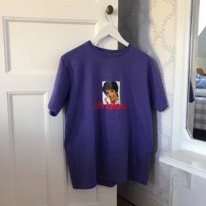 T-shirt från Grindlondon - Lila t-shirt från ”grindlondon”. Köpt i Tokyo, storlek M men är något liten i storleken. Väldigt gott skick. 