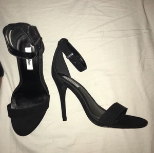Högklackade skor  - Högklackade skor i storlek 39 från Nelly. Aldrig använda. 