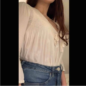 Topp - Jättesöt odd Molly blus som jag säljer på grund ut av att den inte kommit till användning, storlek 0 passar xs och s. FRI FRAKT🥰