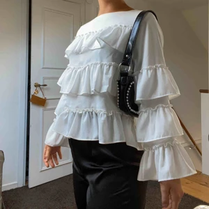  - Säljer denna jättesöta blus från Gina Tricot. Inga slitningar och använd ett fåtal gånger. Storlek 34 men passar mig som vanligtvis har storlek 36. Köparen står för frakten🥰