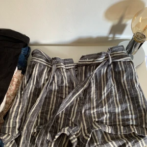 randiga shorts storlek M - Ett par sköna randiga shorts som är helt perfekta till sommaren. Använda 1 gång.