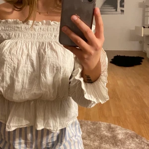 Off-shoulder blus strl S - Blus från BikBok i strl S. Off-shoulder som markerar midjan. Frakt 22kr❣️