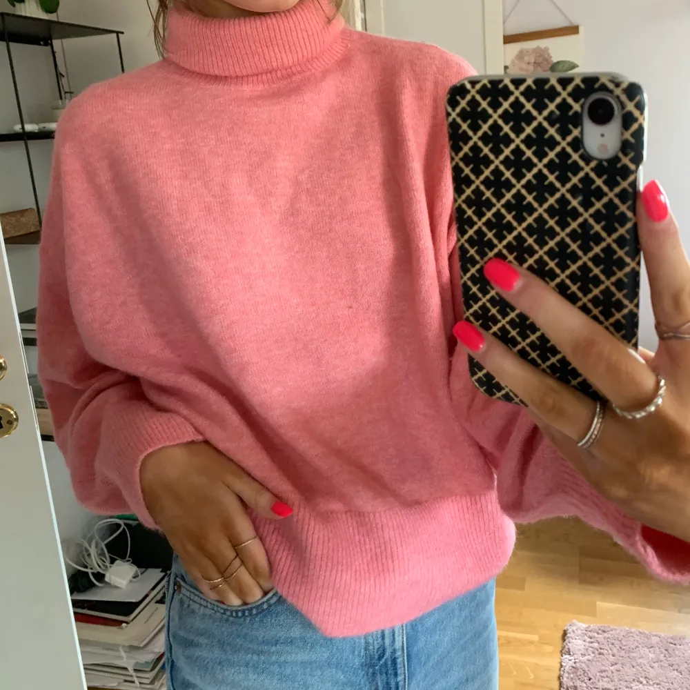 min absolut favorit tröja, passar till allt och till alla tillfällen. den rosa färgen är superfin och man ser absolut inte blek ut.                                                   endast swish + fraktkostnad är inräknad i priset 💗💗. Tröjor & Koftor.