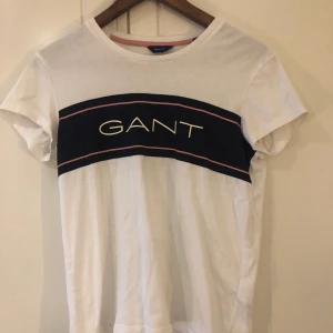 Vit T-shirt - Vit T-shirt från KidsBrandStore i storlek 158/164 cm. Köparen står för frakt.    