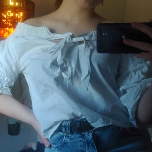 Vit tröja från Zara - Vit tröja från Zara🦋 Knappt använd, perfekt till sommaren! Storlek xs men sitter som s