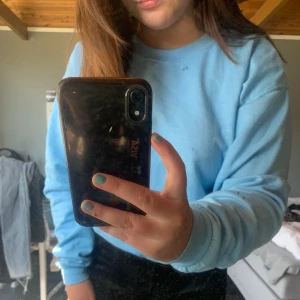 Ljusblå tröja - Denna ljusblåa tröjan från prettylittlething, jättemysig och lite oversized 💙💙