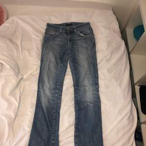 Säljer nu mina gamla lågmidjade vintage jeans från Nudie jeans Co. De är i bra skick💙 Storlek: W32 L31 Nypris: runt 1200 kr. Jag står för frakt!