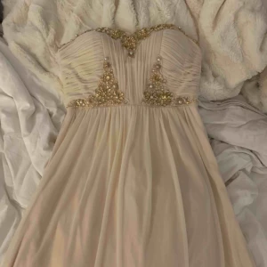  - Vacker långklänning. Använd endast en gång. 