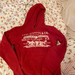 Super skön o härlig röd levis hoodie, köpt på kidsbrandstore, fattar inte riktift storleken men den är rätt liten så skulle gissa på en 152-158. 