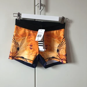 Adidas träningsshorts - Träningsshorts från Adidas, prislapp kvar orginalpris: 300 kr😆(köparen står för frakt) 