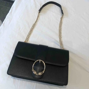  - En helt oanvänd väska med fina guld detaljer, funkar att matcha till alla plagg💘rymmer mycket i!!frakt tillkommer