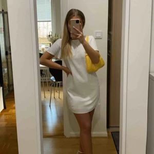  - Helt ny klänning från Nelly, aldrig använd, säljer pga fel storlek. Köparen står för frakt +65 kr. Säljer även en likadan i ljus gul färg.