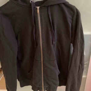  - En svart basic kofta som är hel och bra ! (Köparen betalar frakt)