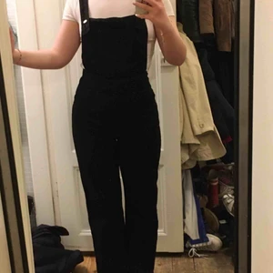  - Skitsnygga svart snickarbyxor från Weekday. Inköpspris 600kr. Bra skick! Ficka på bröstet och framfickor. Banden går att justera och ha både kors på ryggen samt lodräta.