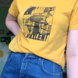 Gul tröja med tryck - Ascool stor gul tröja med serietidningstryck på från carlings. Säljer eftersom jag inte använder den längre💖🍭 frakt tillkommer!!