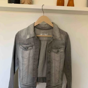  - Grå jeansjacka 