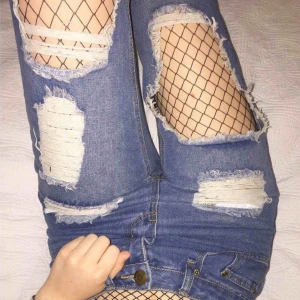  - Säljer dessa snygga fishnet-tights då de aldrig används längre. Storlek ONE SIZE, hela och som nya. Boyfriendjeansen är också till salu 🌸 betalas med swish och köparen står för frakten ☺️