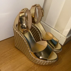 Michael kors sandaler  - Michael kors sandaler som används 1-2 gånger, säljs pågrund av fel storlek 