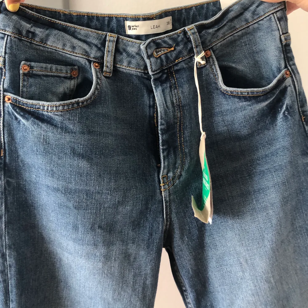 Ett par jeans från Gina Tricot, snygga med en slitning vid knät. Modellen heter Leah, är med i kollektionen ”Good projekts” en miljö, helt nya bara provade alla lappar kvar. Storlek 38 men sitter som 34/36, nypris 599kr.. Jeans & Byxor.