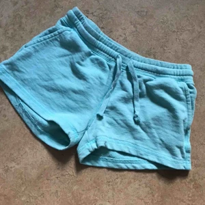  - Sköna minishorts i turkos 