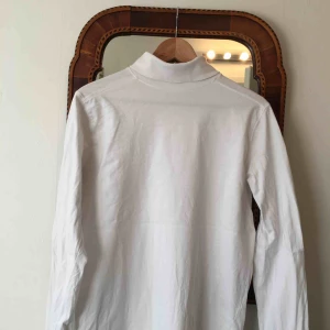  - Snygg oversized vit polo köpt second hand! Säljer då den är lite för stor för mig:-((