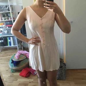  - Ljusrosa kort klänning. Frakt tillkommer.