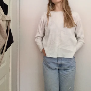 Vit tröja - Älskar denna. Basis och snygg