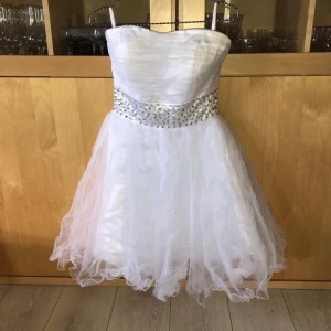 StudentklänninBal/Bröllop/Sommar - Helt ny klänning som aldrig är använd, köpt till skolavslutning i 9:an men bara hängt. Köpt på JJHouse 2016 för 800kr, inbyggd Bh. Strl36 men en större 34 funkar❤️ i priset ingår inte frakten, puss