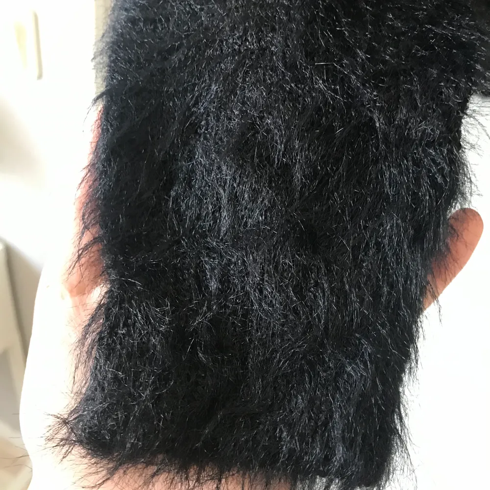 Svart fluffig tröja från Gina Tricot i storlek XS. Har tvättat den och den har inte tappat hår, kliar inte heller vid användning! 🌸 kan skickas och då står köparen för frakten! ☀️. Tröjor & Koftor.