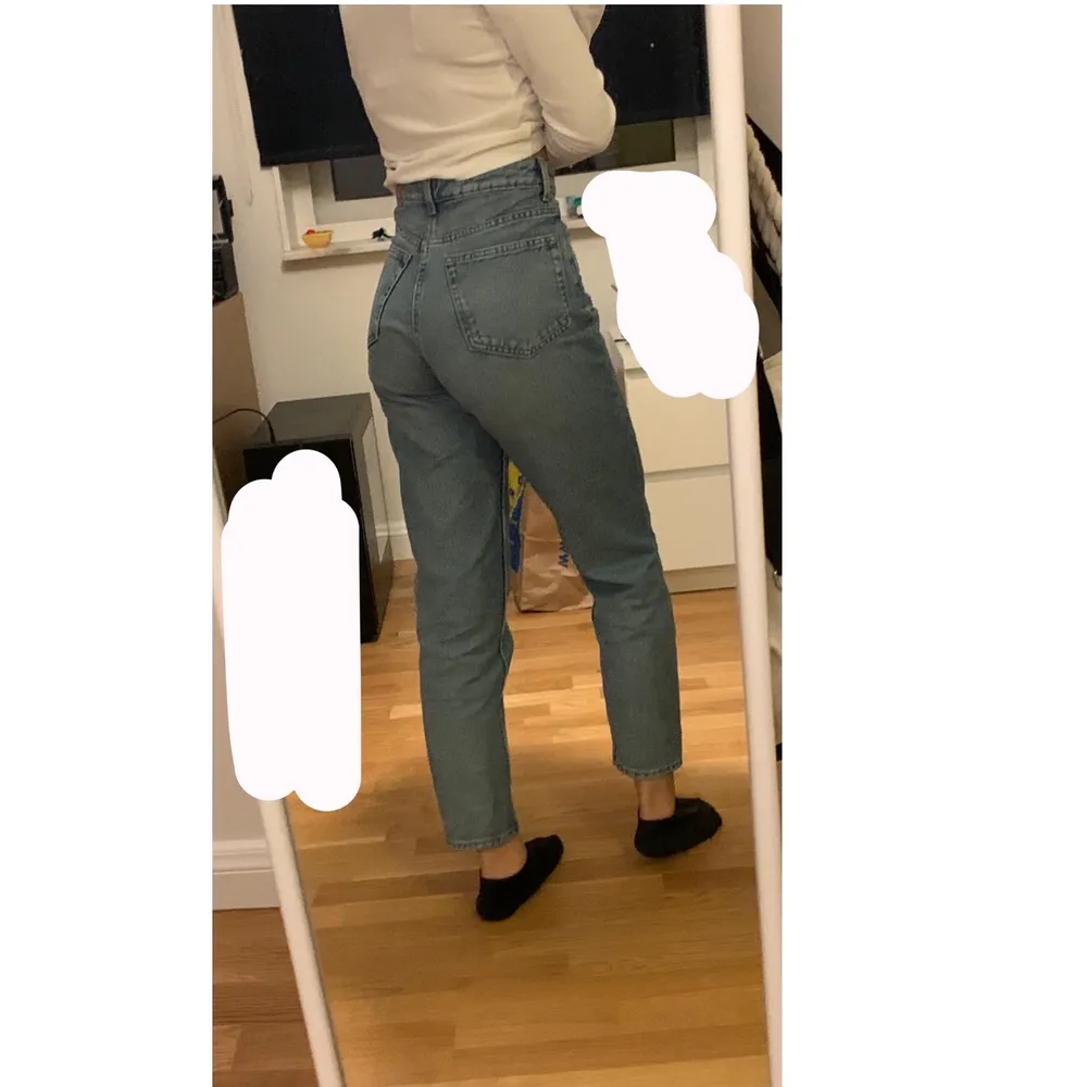 Säljer dessa fina ”mom” jeans i modellen Lash från Weekday. Använd 4-5ggr, bra skick! Nypris 500kr säljer för 250 kr ink frakt. (68kr frakt) Möts i Slussen! ☺️. Jeans & Byxor.