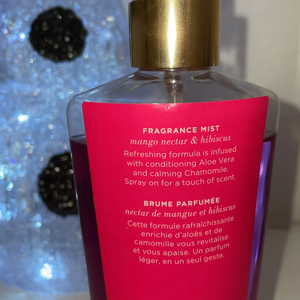 En Fragrance Mist från Victoria’s Secret som luktar så gott🥰 väldigt mycket kvar, 250 ml flaska. . Övrigt.