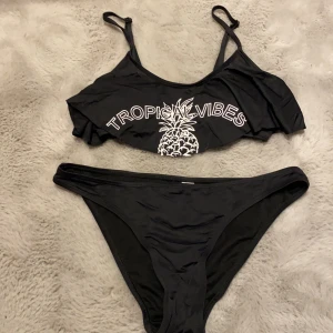 Svart bikini - Säljer min fina bikini i storlek xs/s kommer inte till användning längre pga att den är lite för liten för mig, men säljer denna både under och överdelen för 120kr💕💕