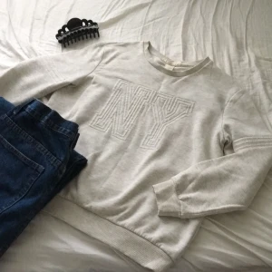 Collegetröja, crewneck, tröja - En crewneck i mycket gott skick, använts ett par gånger. Storleken är xs och den är sann i storlek alltså inte oversized. NY tryck. Från hm men finns inte längre kvar!