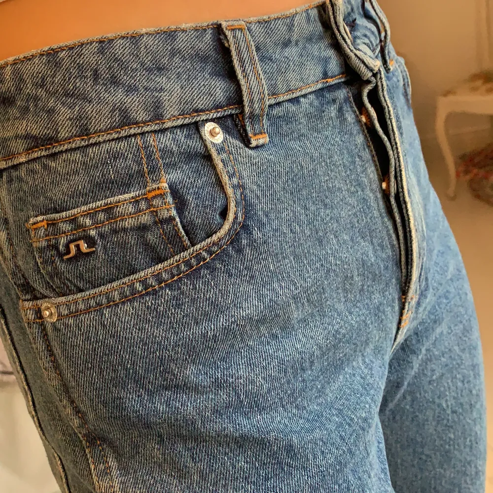 Högmidjade raka jeans från J.Lindeberg i superbra skick!💕 Perfekt blå färg och sköna🌞 Köpte för 2 år sen. Säljer pga lite för tajta, hade annars ansökt dem flitigt🥺 (jag är 180 cm) . Jeans & Byxor.