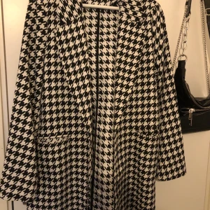 Jacka från Gina Tricot  - Säljer pågrund av att den inte kommer till användning, bra skick