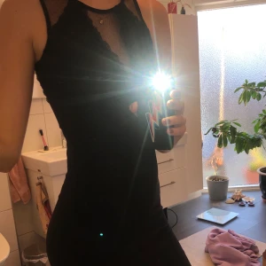 Svart klänning från even & odd strl S - Svart klänning med meshdetaljer från Even & Odd i storlek S. Aldrig använd. Säljer för 30 kr plus frakt, alltså 93 kr. Pris kan diskuteras.