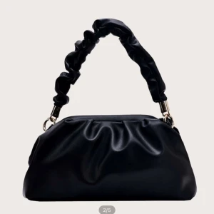 Väska - Säljer denna väska från SHEIN som är helt ny och aldrig använd❣️