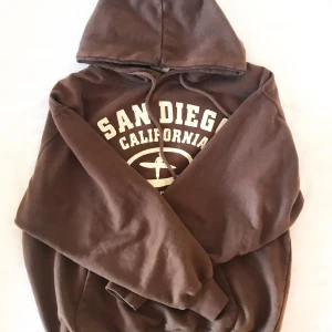 Brun hoodie 🤎 - Jättefin trendig brun hoodie i bra skick✨🐻 Säljer pga. att den inte kommer till användning. Jag står för frakten, buda i kommentera ☺️💕💕                         LEDANDE BUD : 330kr 💛