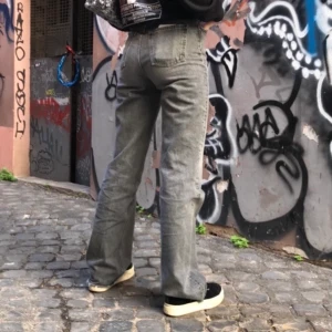 Zara grå jeans - Säljer nu dem pupulära gråa jeansen från zara, modellen wide leg, i storlek 38. Fint skick! Budgivning privat vid fler intresserade. Frakt 63 kr 💘 Fråga för fler bilder (Jag är 175 cm men byxorna går att klippa till efter egen längd) 
