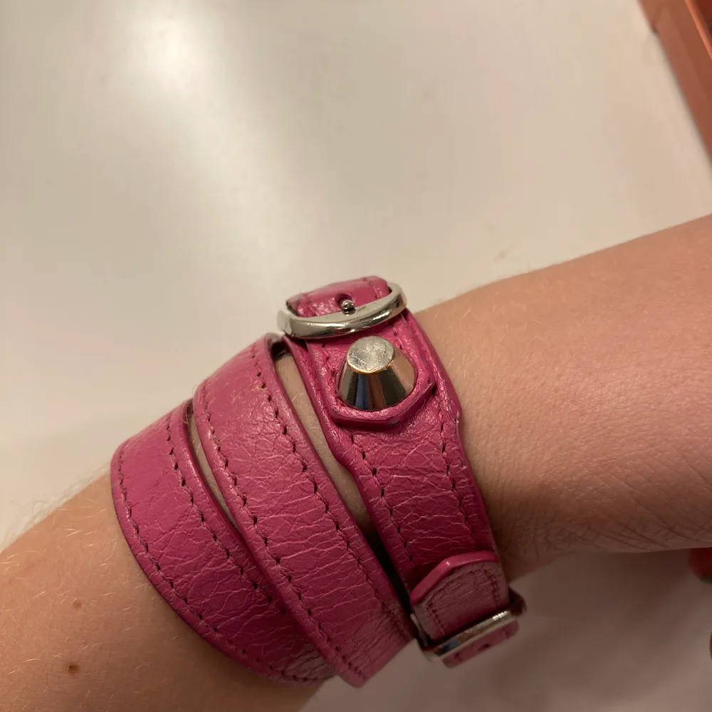 Säljer mitt fina rosa armband pågrund av att jag inte använder det längre. Nypris 1800kr. Armbandet har tappat färg på ett litet ställe som man ser på bilden.. Accessoarer.