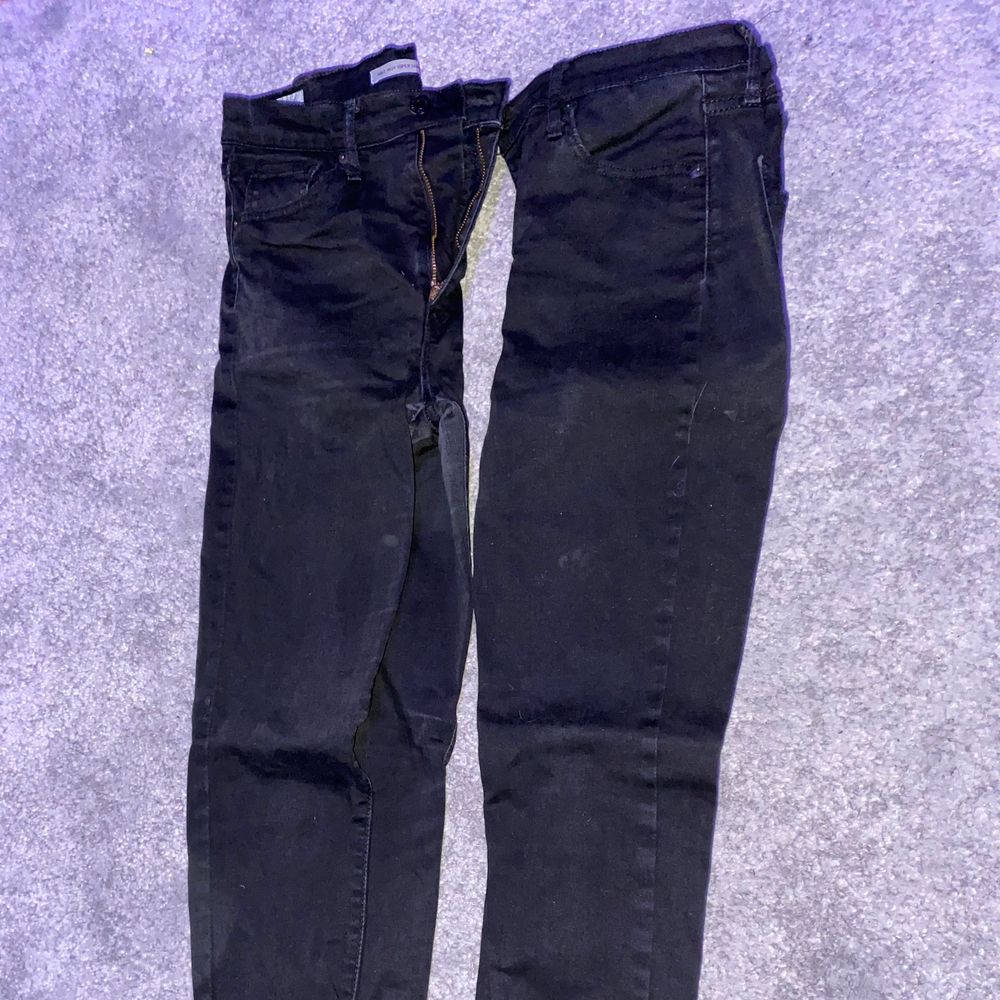 Säljer 2 st Levi’s jeans i storlek 28 (vet ej längd) då de har blivit för stora för mig. Modellen är High Rise Super Skinny. Har använt de ett par gånger. Säljer båda 2 för 500 kr inkl frakt eller 1 för 300 kr inkl frakt. Jag byter gärna också saker! Kontakta ifall du har frågor/är intresserad! :) (Nypris på ett par jeans är ca 1 000 kr). Jeans & Byxor.
