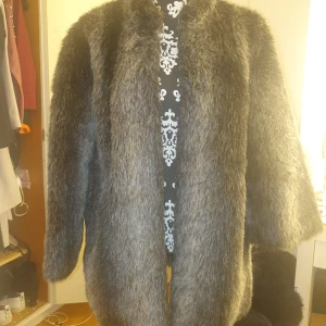 FAUX FUR jacka - Faux fur jacka osäker på storleken men tippar på att det är Medium den är I mycket bra skick 