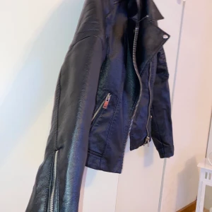 Skinn jacka , cubus - Väldigt snygg jacka, mycket litet använd, Storlek:S