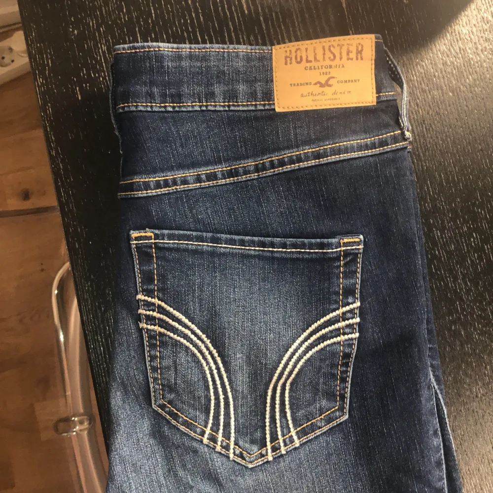 Säljer mina hollister jeans som är helt nya i storlek w26. Hör av dig om du är intreserad eller vill se fler bilder!🤍. Jeans & Byxor.