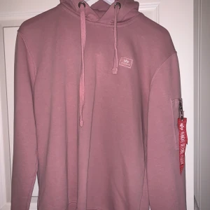 Alpha industries hoodie - Snygg gammelrosa hoodie från alpha industries. Storlek S. Använd ca 3 gånger. Säljes då den aldrig kommer till användning. Kan skicka eller mötas i Örebro