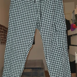 Byxor - Köptes i somras men passar tyvärr inte mig, storleken är L men mer som S/M, lite genomskinliga men endast om dom sitter mer åt