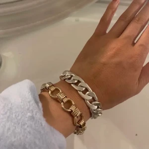 Armband  - Säljer dessa armband som aldrig använts, passar alla storlekar!! Båda för 60kr, frakt 42kr köper ett S kuvert från postnord💕